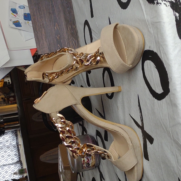Cream tan heels - Picture 2 of 3